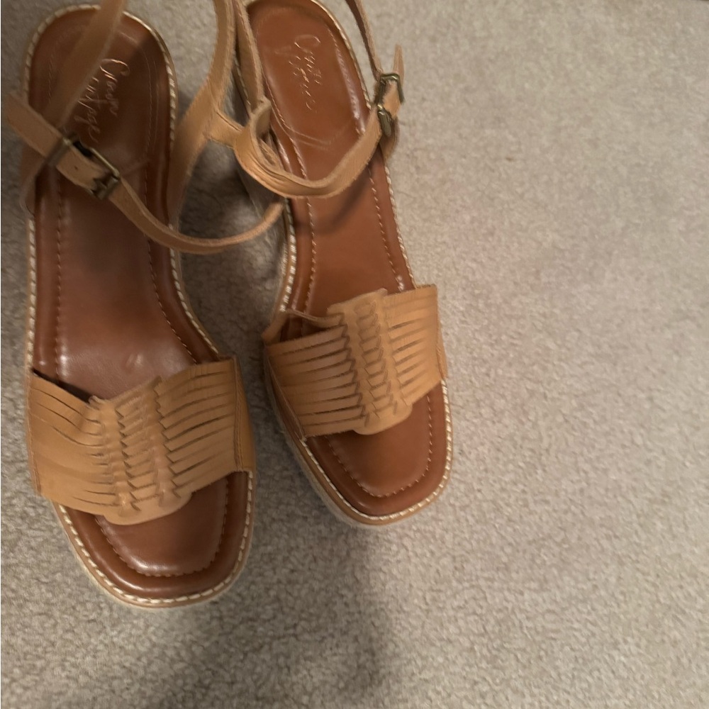 Crown Tan Sandals with Chunky Heel and Minimalist Design